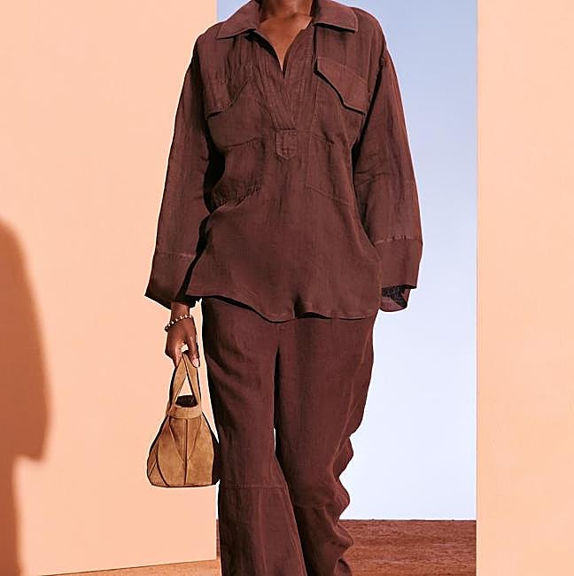 Conjunto de camisa y pantalón marrón