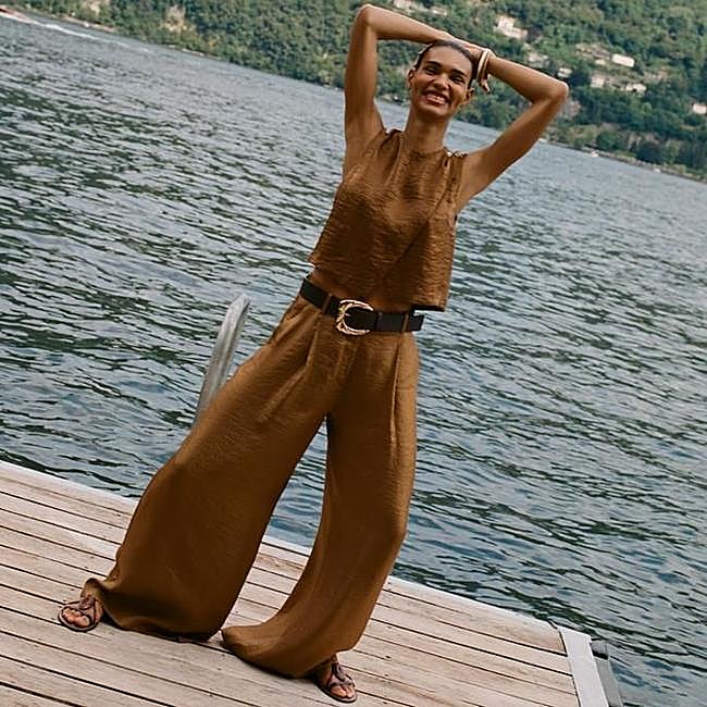 Pantalones anchoss satinados con cinturón