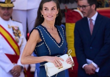 La reina Letizia confirma cuál es el bolso del verano: blanco, alargado y muy ponible