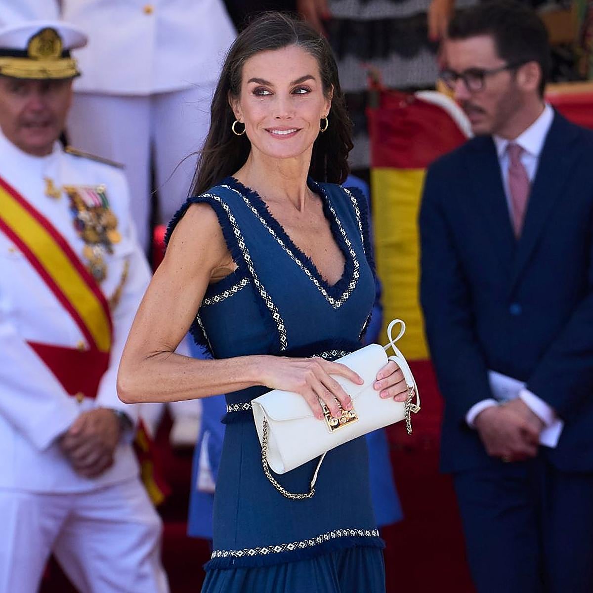 La reina Letizia con un bolso blanco de Furla.