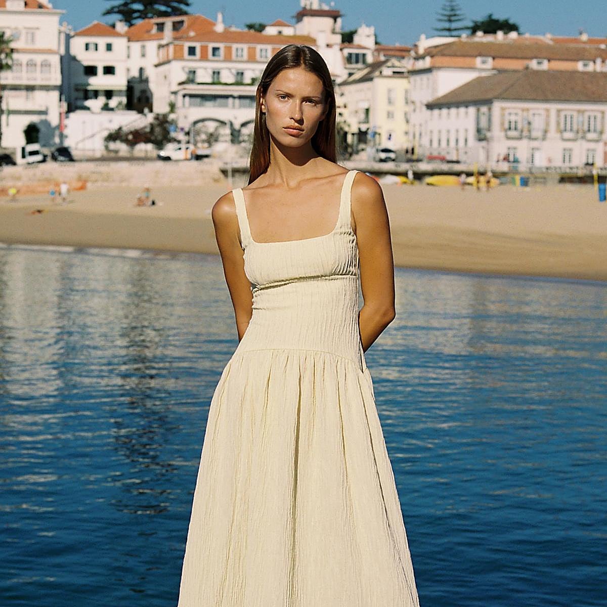 El vestido es la prenda que te resolverá todos los looks este verano. Apuesta por diseños con detalles especiales.