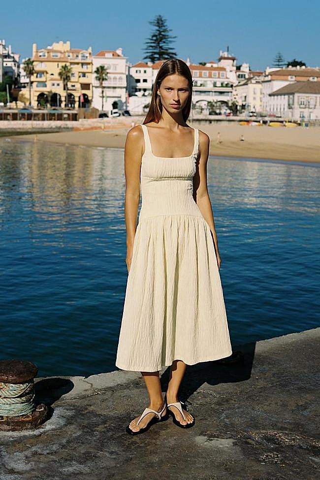 Vestido blanco de Zara (39,99 euros)