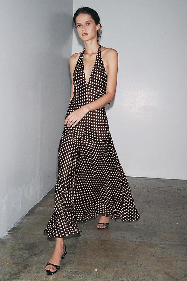 Vestido con estampado de lunares de Zara (55,99 euros)