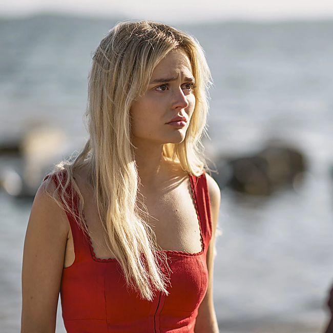 Cadence (Emily Alyn Lind) es una joven privilegiada que ve cómo su vida da un giro drástico de un día para otro.