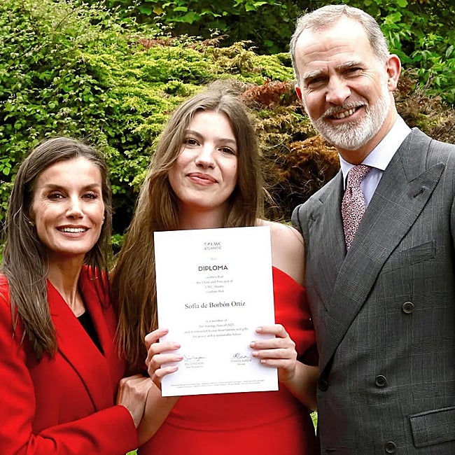 La infanta Sofía junto a sus padres el día de su graduación.