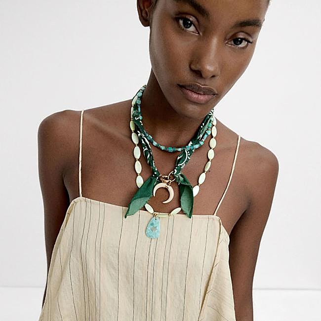 Collares de cuentas, conchas y pañuelo