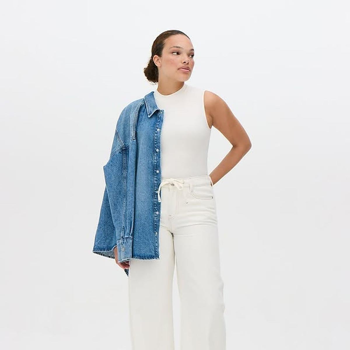 Modelo con prendas de Primark