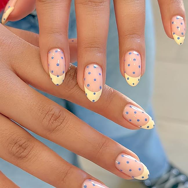 Uñas polka dots francesas en azul y amarillo mantequilla