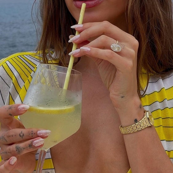Polka dot nails, la manicura de lunares favorita de las famosas para verano que copiarás