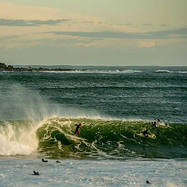 Surfistas en Mundaka, Vizcaya.