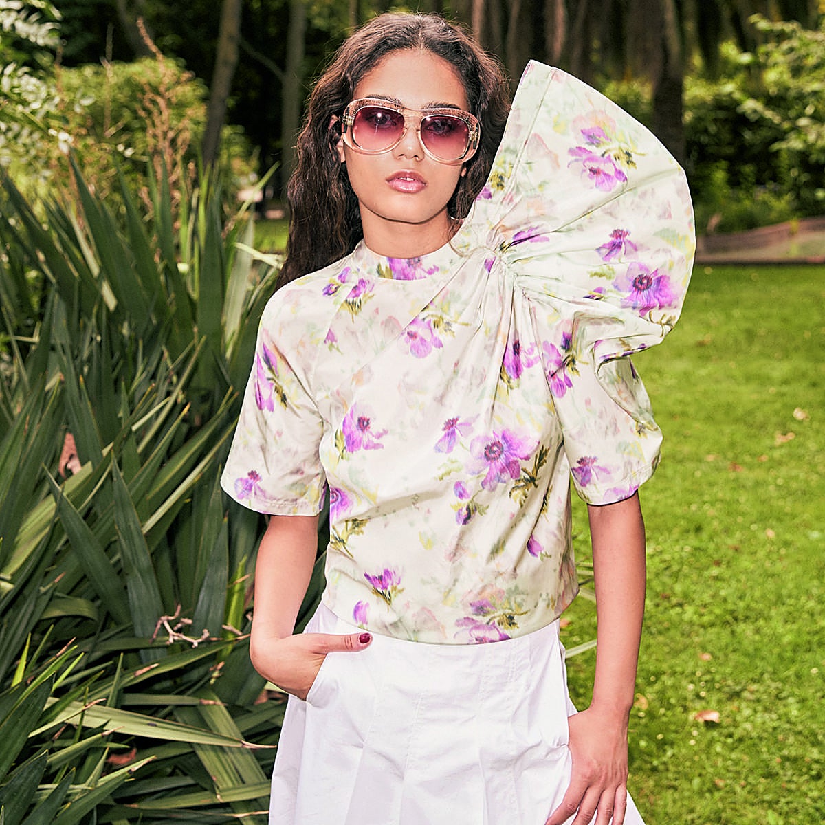 Luna Berroa con blusa asimétrica de Loewe, falda midi de Adolfo Domínguez y gafas de Aquazzura