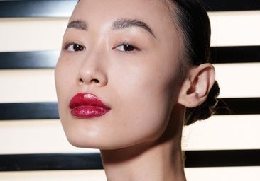 Coloretes satinados: el toque de luz y frescura que arrasa en verano en pieles maduras