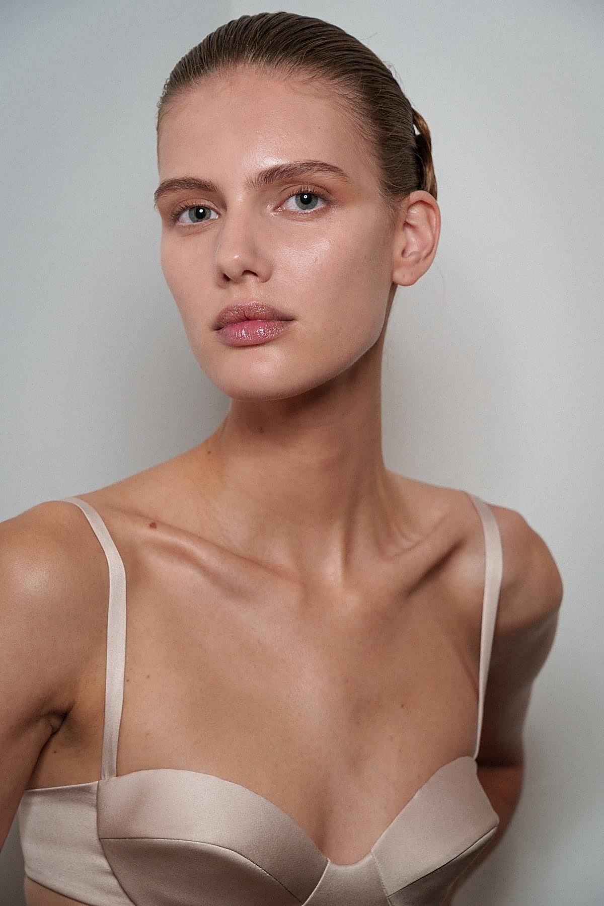 Estas sombras líquidas no se cuartean ni marcan arrugas. Ideales para un maquillaje sencillo y duradero.