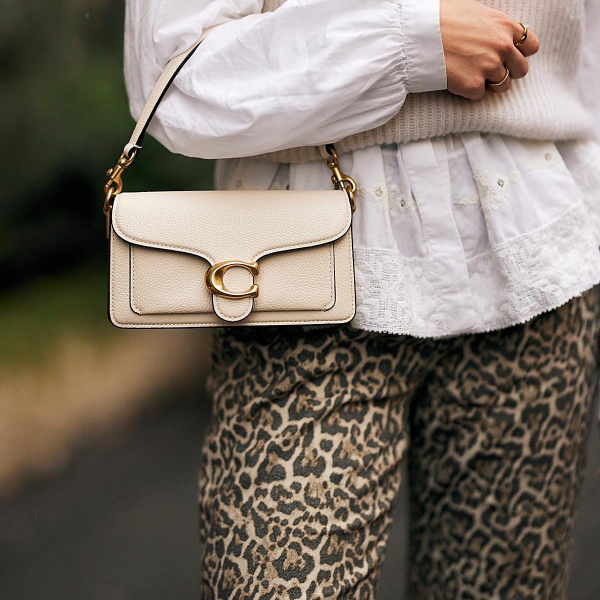 Mujer con look con básicos y pantalones con estampado de leopardo