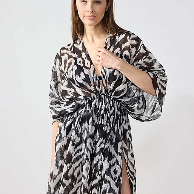 Caftán corto con cinturón ajustable de Anna Field, 13,99 euros.