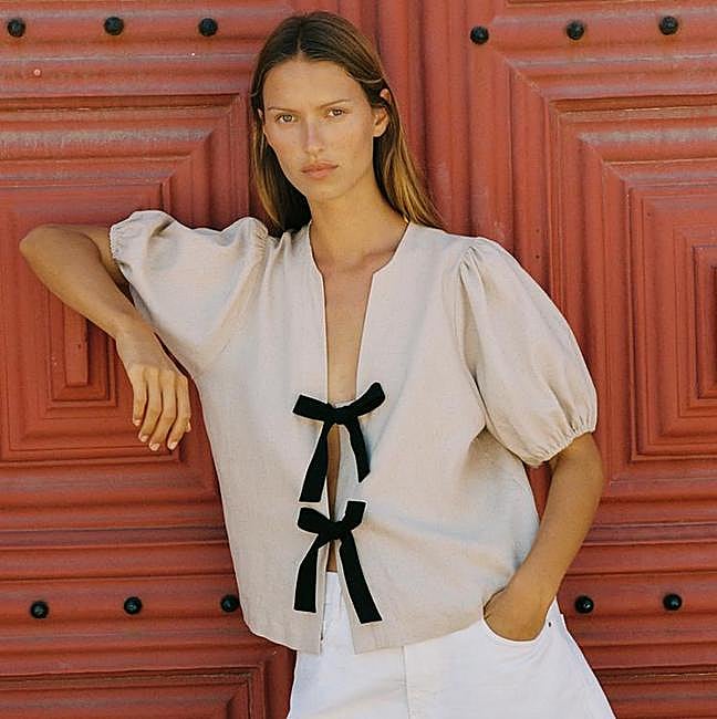 Camisa con lazos de Zara (25,99 euros)