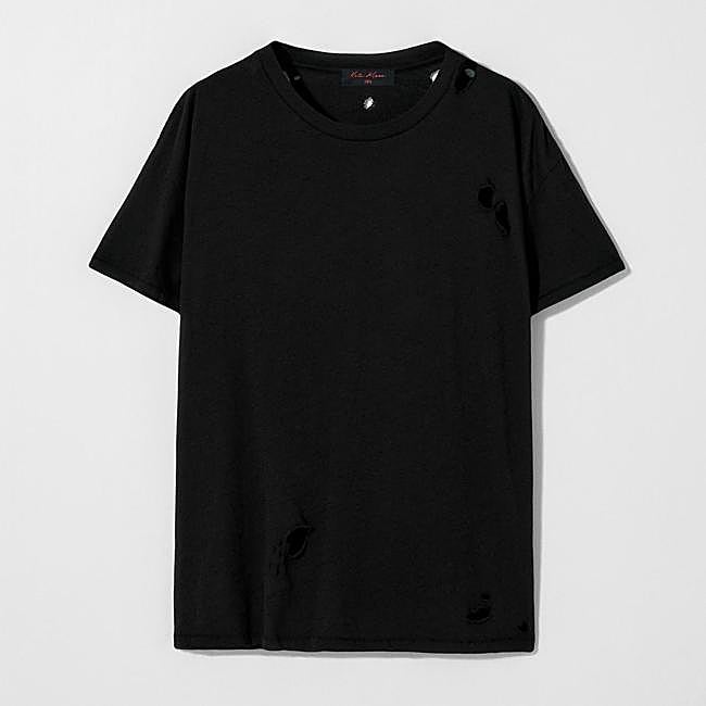Camiseta negra ajustada de Zara, 19,95 euros.