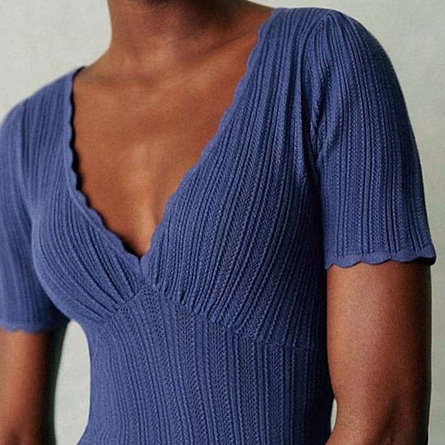 Camiseta con escote pico de Sézane, 75 euros.