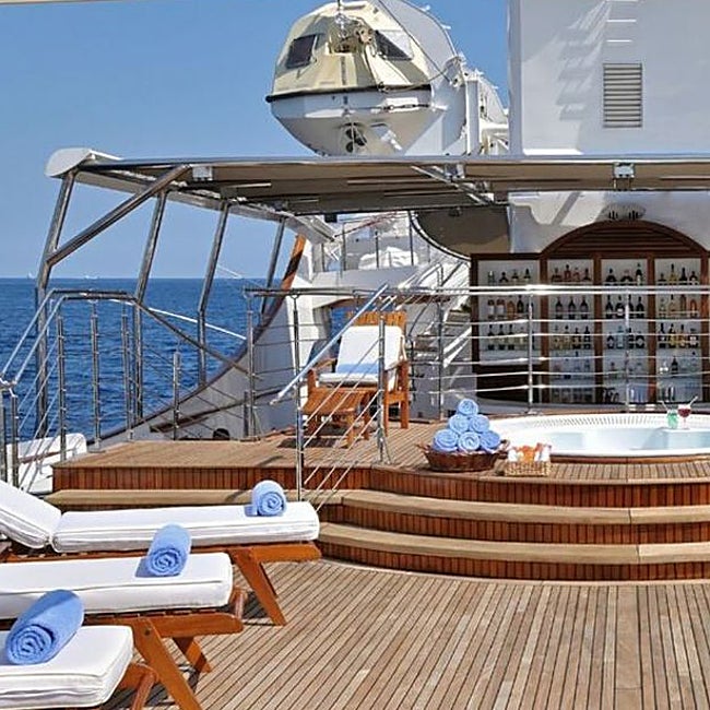 El bar exterior y el jacuzzi del superyate Christina O.