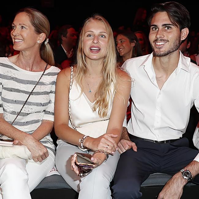 Miguel Iglesias. junto a su madre Miranda Rijnsburger y Danielle Obolevitch, su anterior novia.