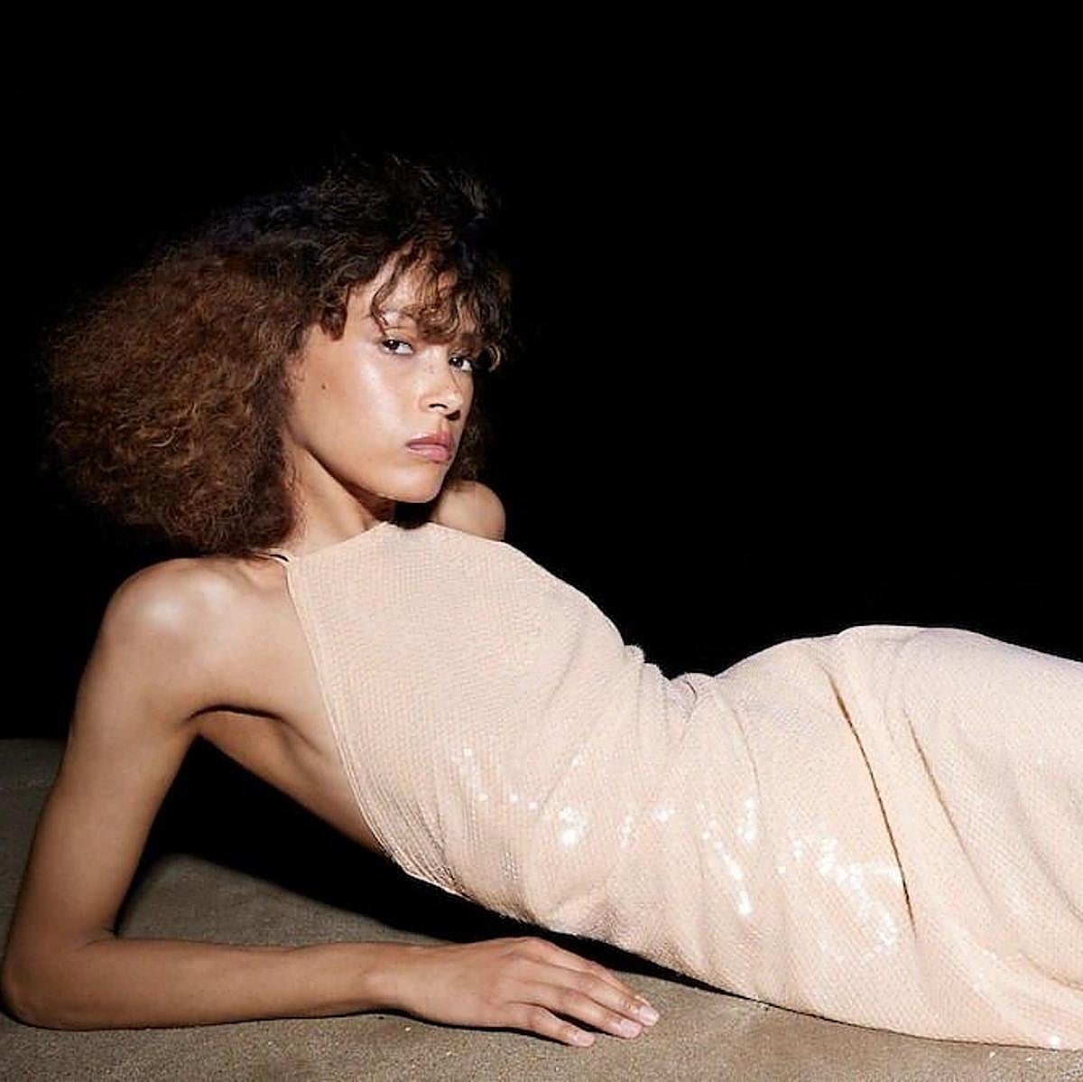 Modelo con vestido de Mango