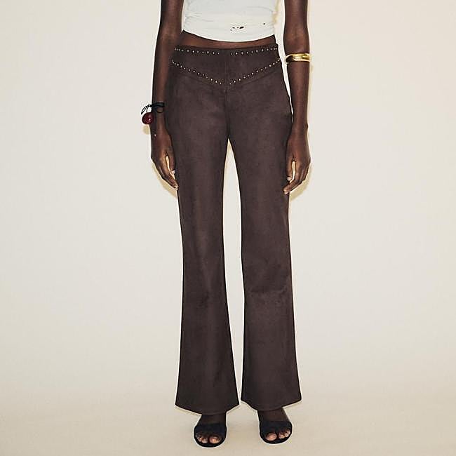 Pantalones efecto ante flare con tachas