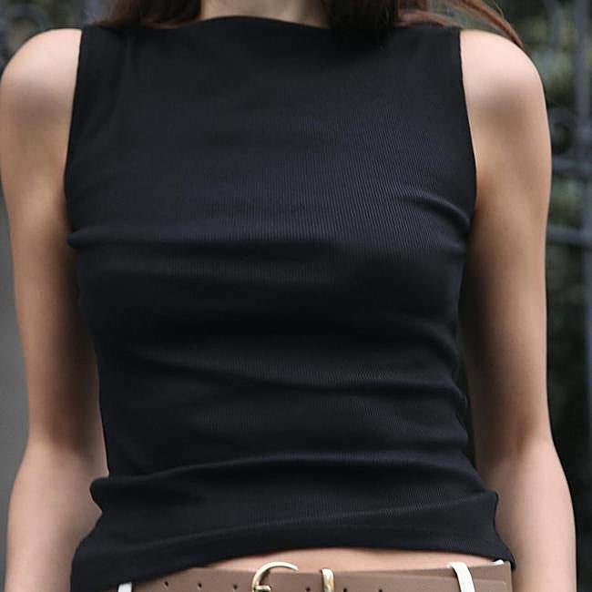Camiseta negra de Zara (9,99 euros)