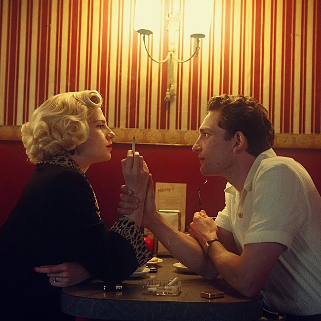 Ruth (Lucy Boynton) y el abusivo David (Laurie Davidson) en una escena de la serie.