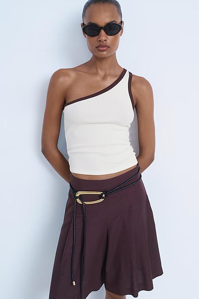 Top asimétrico con ribete a contraste de Mango.