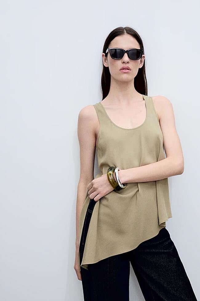 Top con bajo asimétrico de Mango.