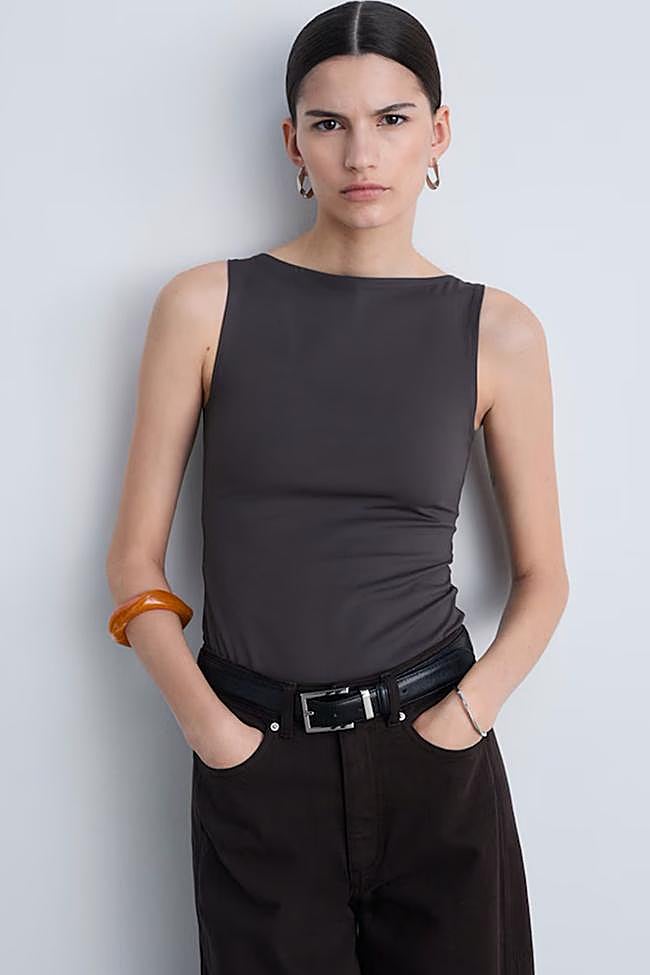 Top sin mangas con cuello barco de Mango.