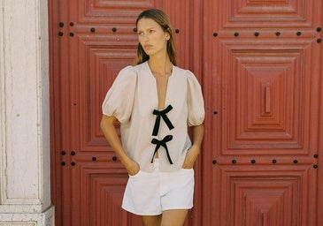 La blusa con lazos es la prenda que te solucionará el «qué me pongo» durante los días de vacaciones