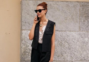 Influencer con chaleco bordado