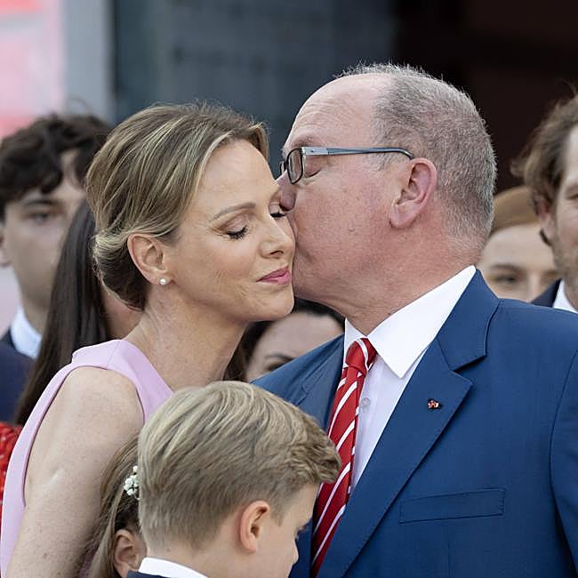 Charlène y Alberto de Mónaco en un momento momento cómplice, en 2025.