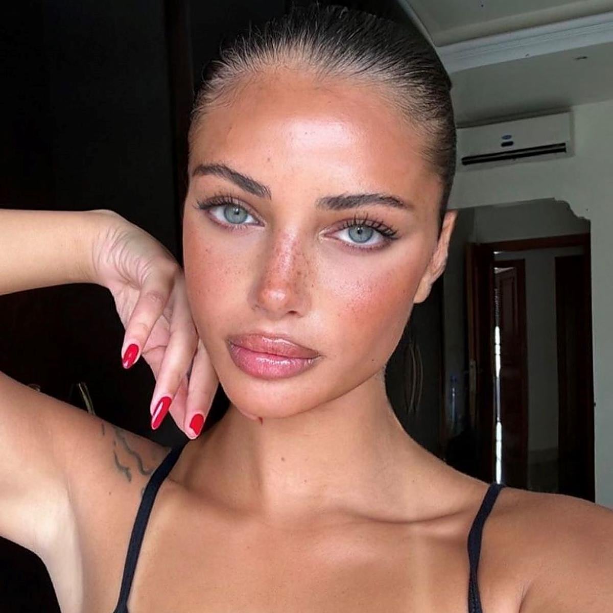 Influencer con colorete y bronceador en maquillaje de verano