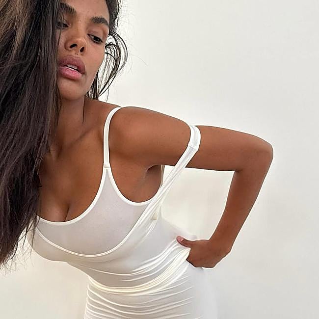 Mujer con un look deportivo.