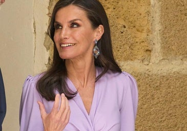 Si tienes una boda y quieres ir elegante, necesitas un vestido lila: 9 modelos que se pondría la reina Letizia