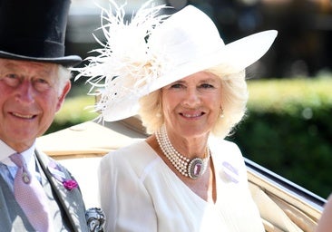 Por qué este espectacular conjunto de topacios rosas es la joya favorita de la reina Camilla