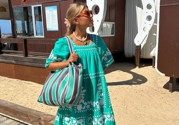 Influencer con vestido oversize