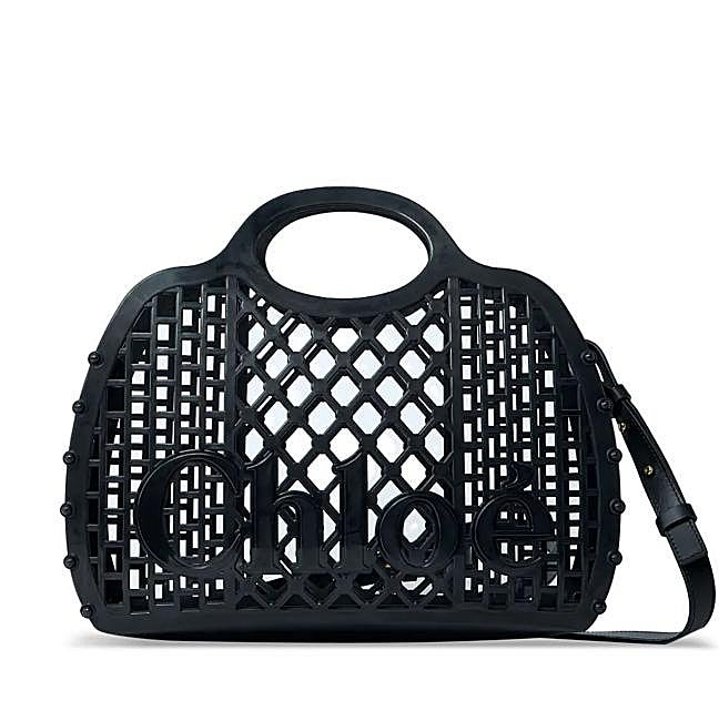 Bolso negro de red de Chloé, 575 euros.