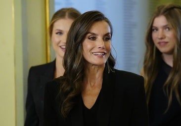 Letizia, guapísima, se esconde tras un traje negro en Barcelona: los motivos del look más solemne que ha llevado en 2025