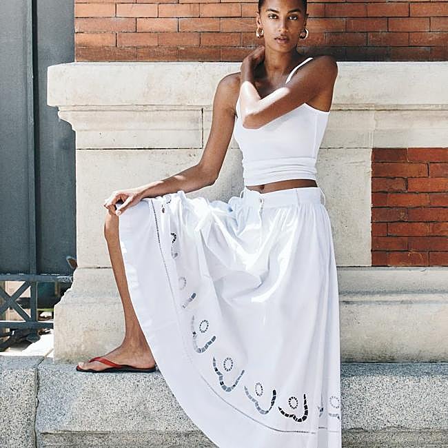 Falda de vuelo con bordados color blanco