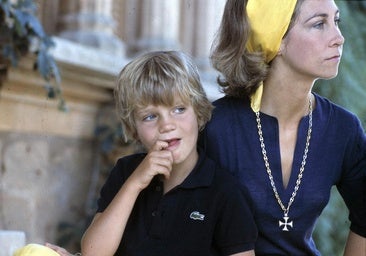 El príncipe Felipe, en su infancia, con la reina Sofía.