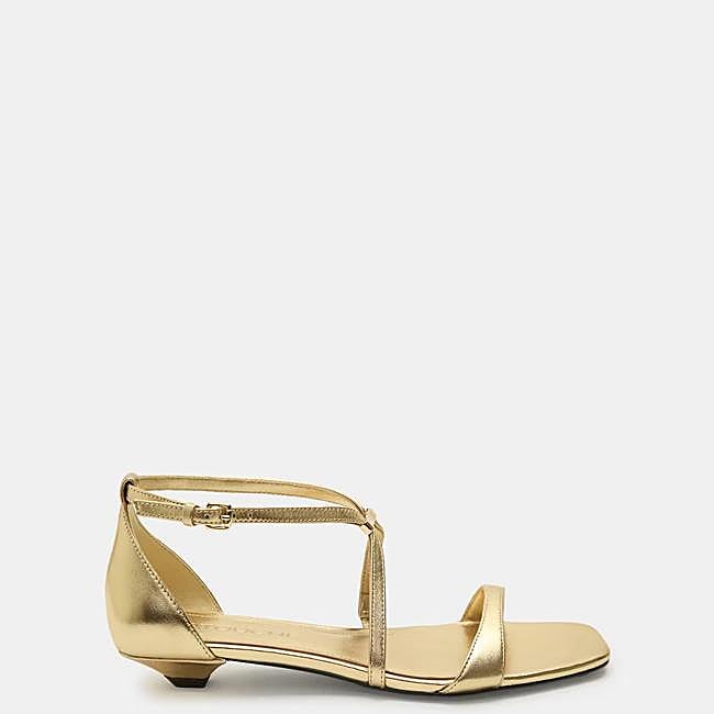 Sandalias doradas de Latouche, 63,20 euros.