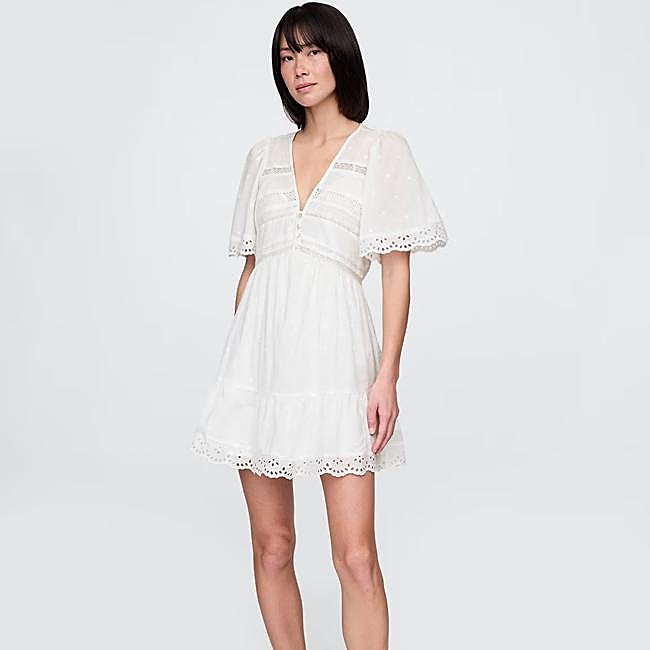 Vestido blanco de manga corta de Gap, 47,30 euros.