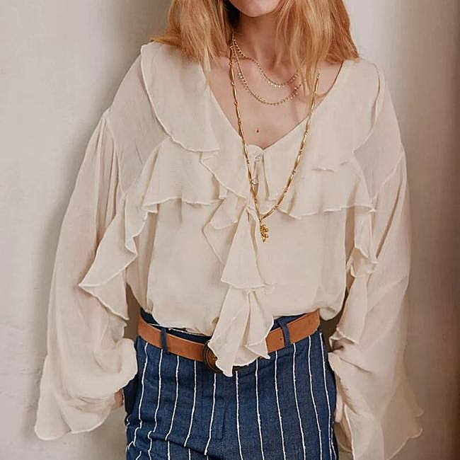 Blusa con mangas acampanadas de volantes