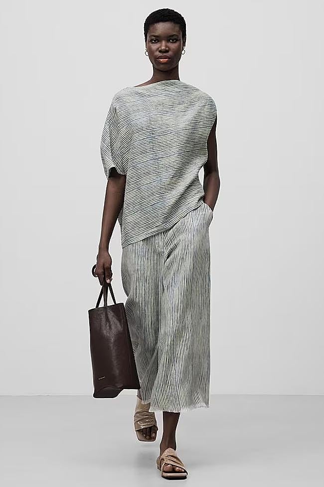 Top de mujer asimétrico de rayas (44€) y Pantalón ancho de mujer tipo culotte de rayas en lino (99€) de Adolfo Domínguez