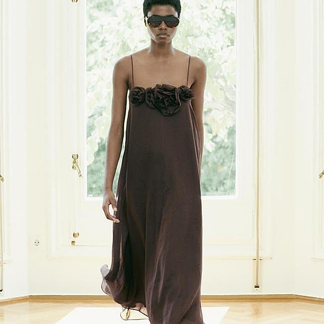 Vestido con flores de ramio