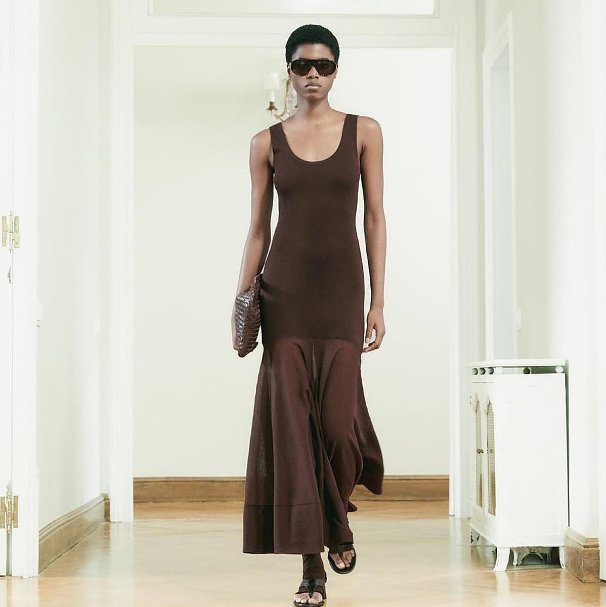 Modelo con vestido de Massimo Dutti