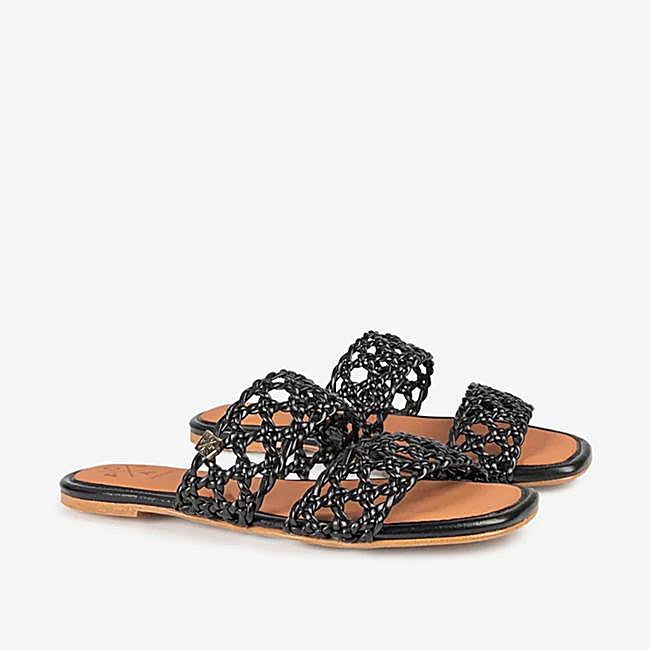 Sandalias planas Surin de Popa (39,99 euros).